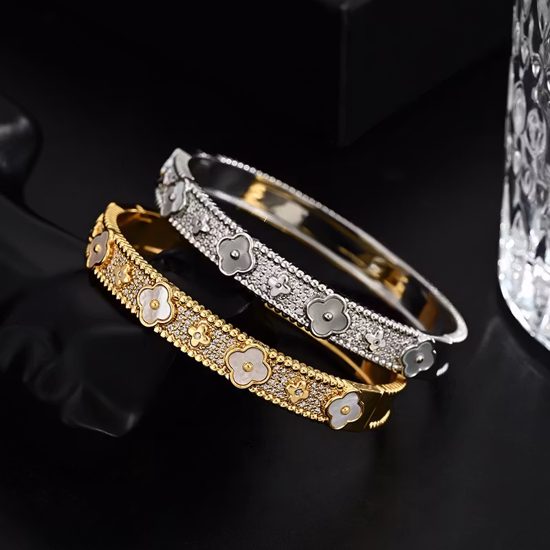 Gold jewelry piece